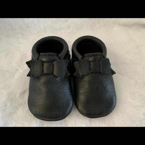 Freshly Picked size 3 Ebony Bow Mocc EUC - Picture 4 of 4